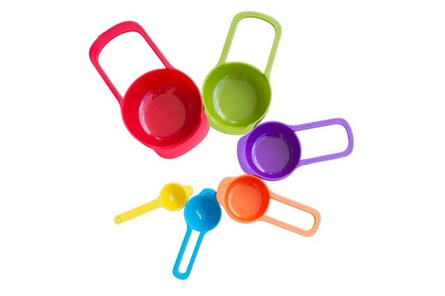 6 measuring cups in different sizes and colours