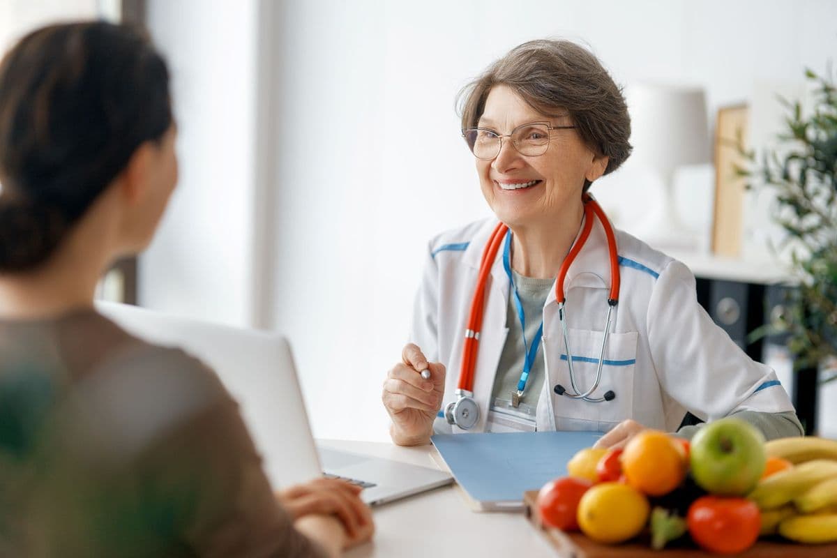 A health professional giving a diet consultation. 