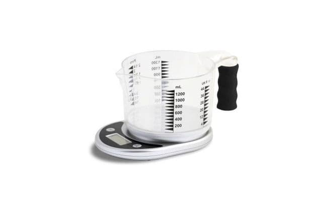 Talking kitchen scales with a measuring jug