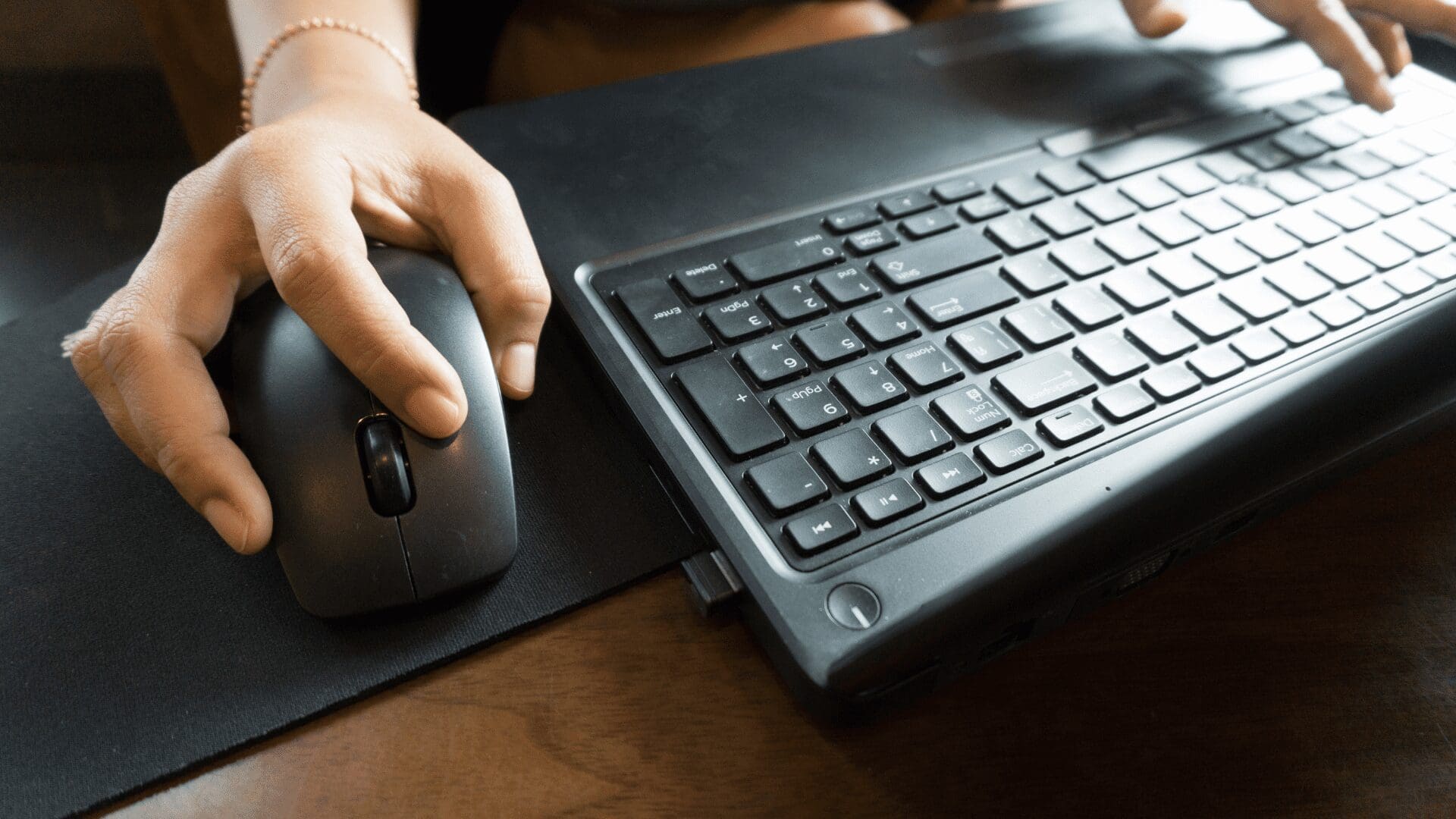 Writing on a laptop using a mouse